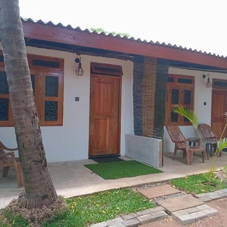 Amila Guest Trincomalee Exterior foto