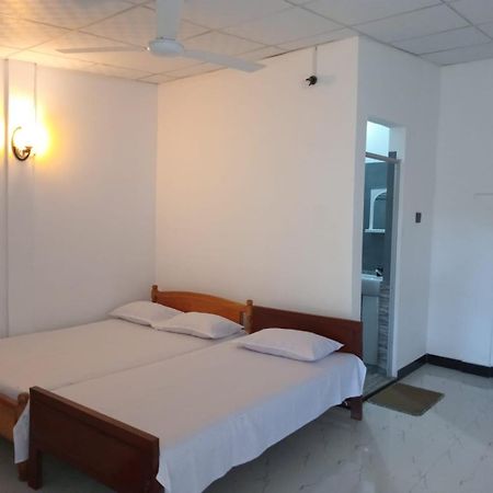 Amila Guest Trincomalee Exterior foto