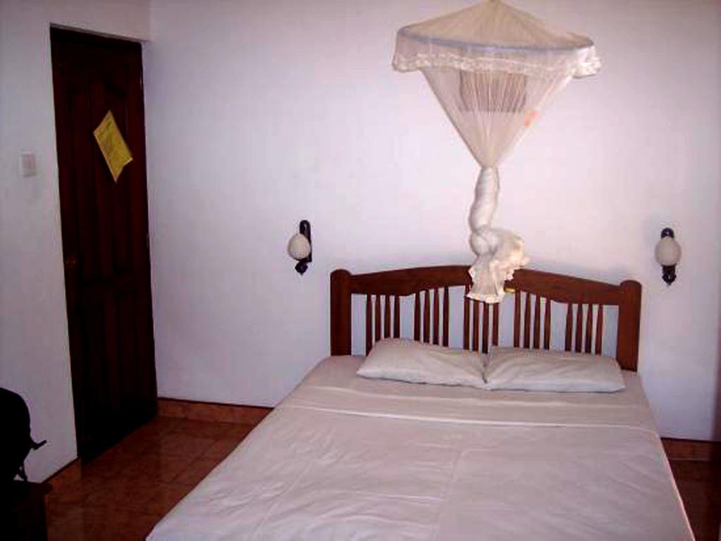 Amila Guest Trincomalee Exterior foto