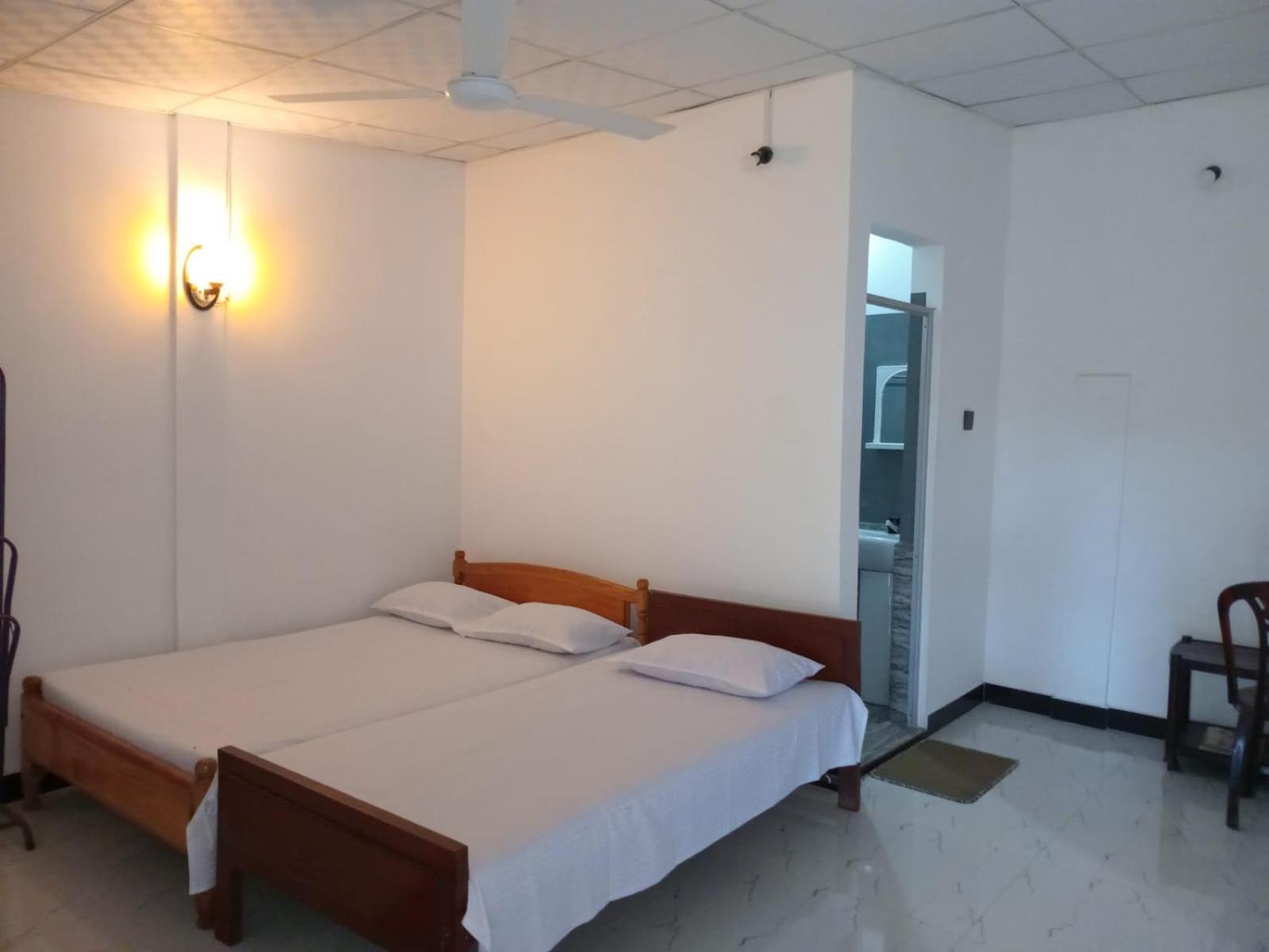 Amila Guest Trincomalee Exterior foto