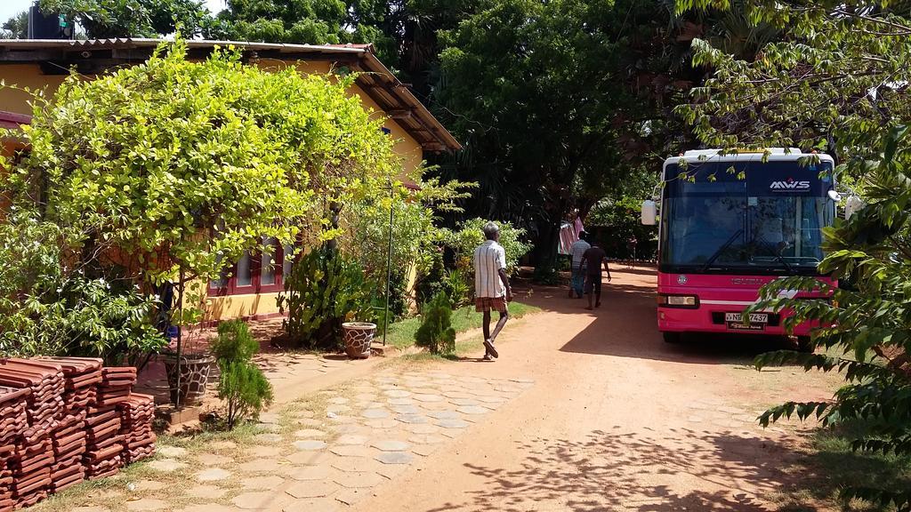Amila Guest Trincomalee Exterior foto