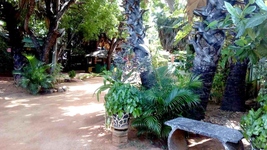 Amila Guest Trincomalee Exterior foto