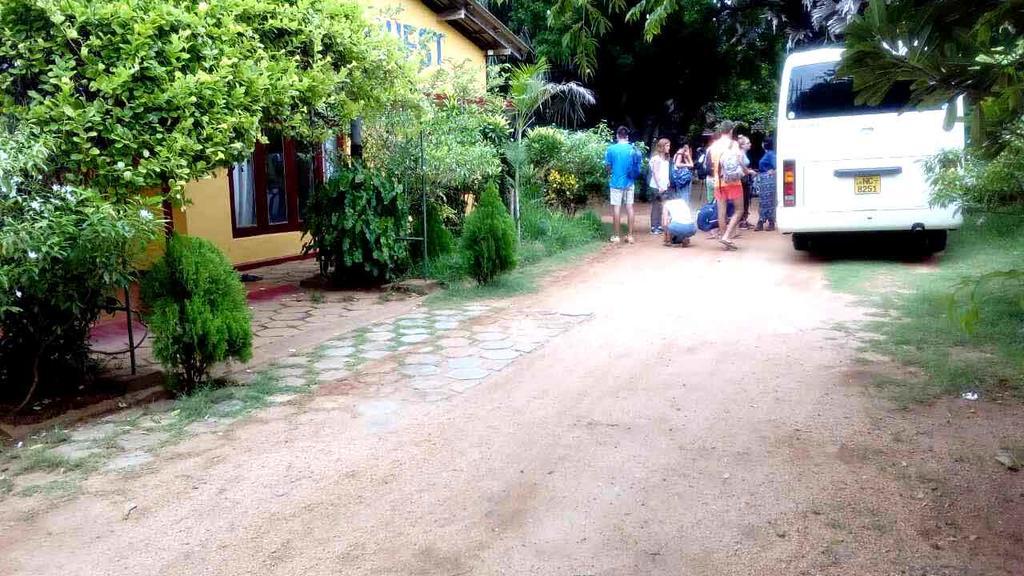 Amila Guest Trincomalee Exterior foto